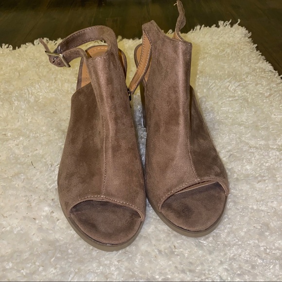 Size 7 Open Toed Heeled sandles - Picture 4 of 4